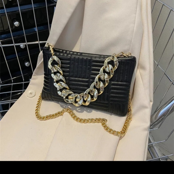 Quilted chain square bag - Picture 9 of 12